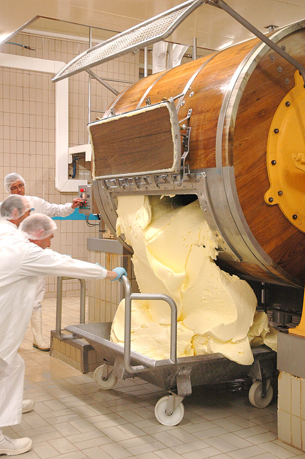 Lavage et malaxage du beurre d'Échiré dans une baratte en bois - Beurre d'excellence depuis1894